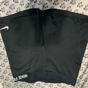 Black Nike Pro (Practically new)